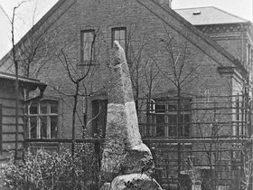 Åboulevarden Mindestenen fra Ladegårdsåen - Stenen opstillet på Brolægningens plads i Møllegade. 1921.jpg